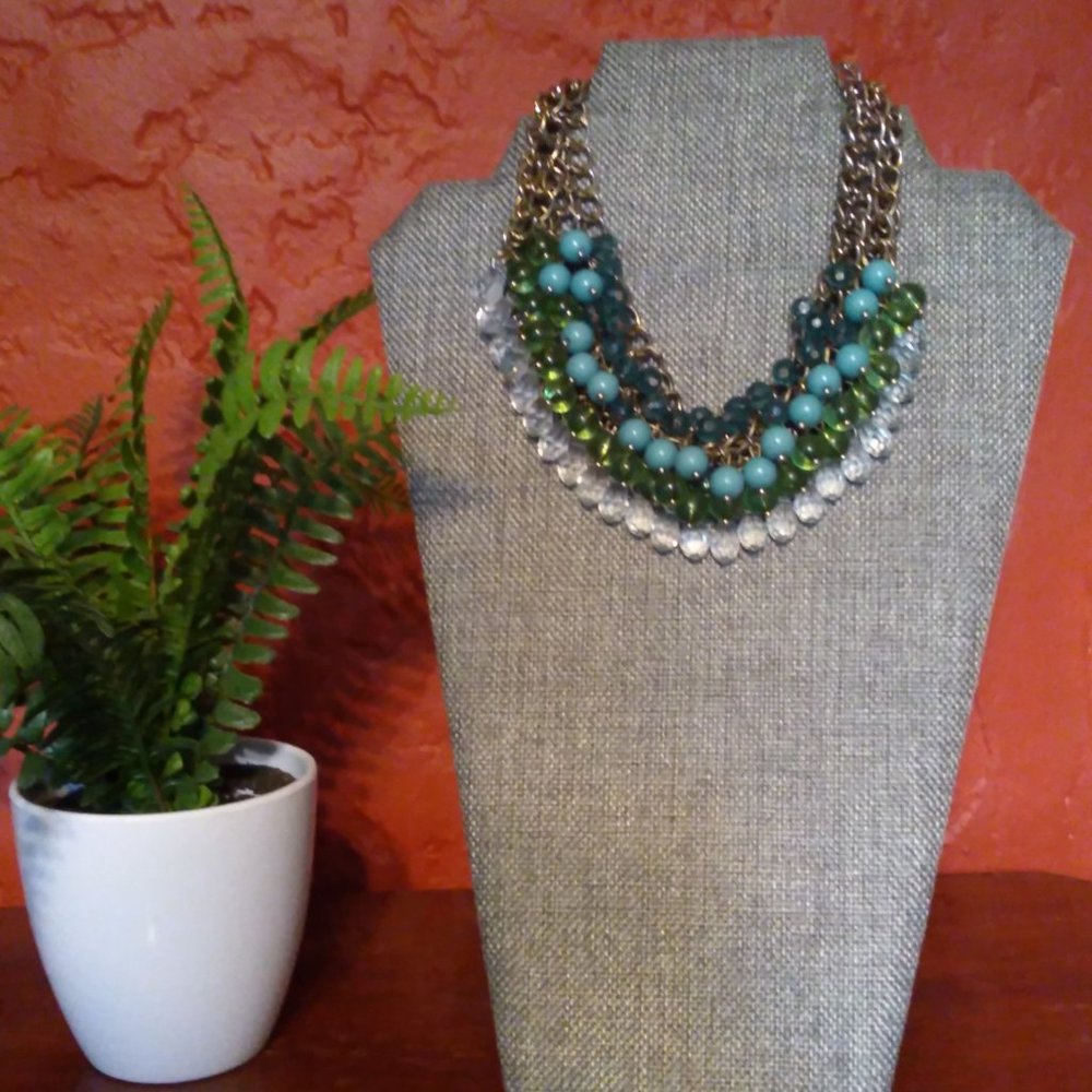 Beautiful Chunk Chain Statement Bib Necklace Ombre Greens to Clear
